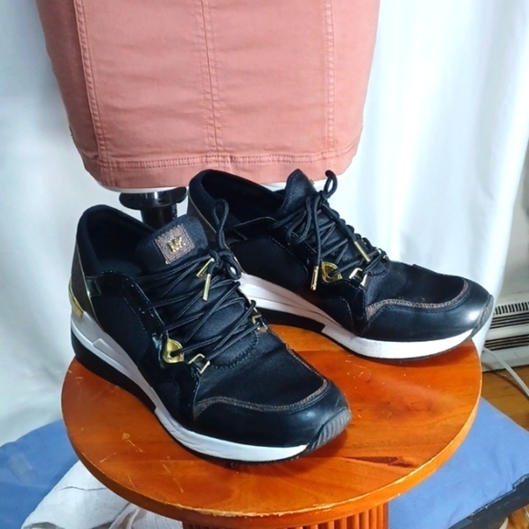 Michael Michael KORS WEDGE HEEL SHOES SIZE 11 IN A BEAUTIFUL BLACK ⚫️ - Picture 1 of 8